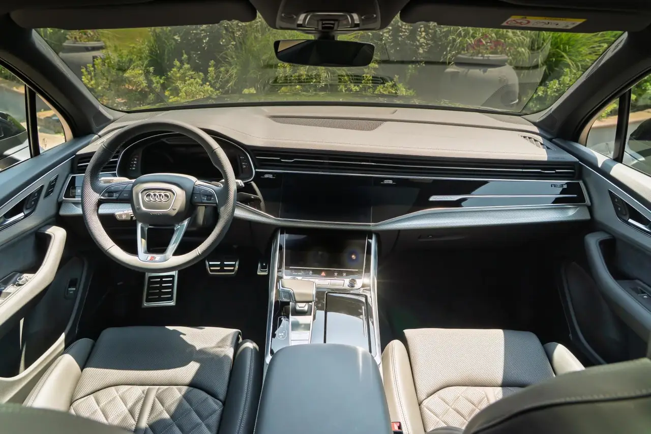 Audi Q7 50 TDI S-Line Edition 2025, exterior — Sports Car Rental Barcelona, Barcelona. Audi Q7 50 TDI S-Line Edition en Barcelona El Audi Q7 50 TDI S-Line Edition 2025 se…