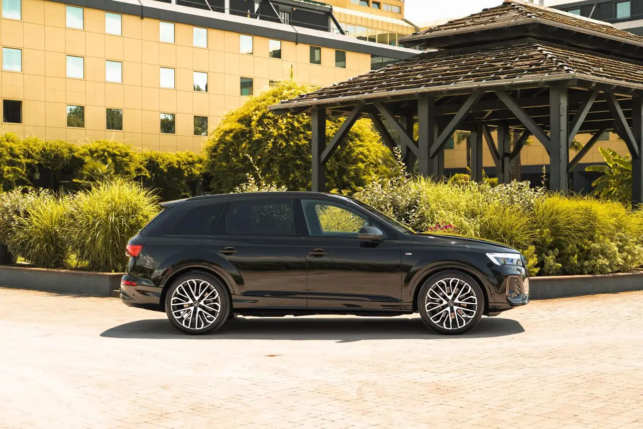 Audi Q7 50 TDI S-Line Edition 2025, vista frontal — Sports Car Rental Barcelona, Barcelona. Audi Q7 50 TDI S-Line Edition en Barcelona El Audi Q7 50 TDI S-Line Edition 2025 se…