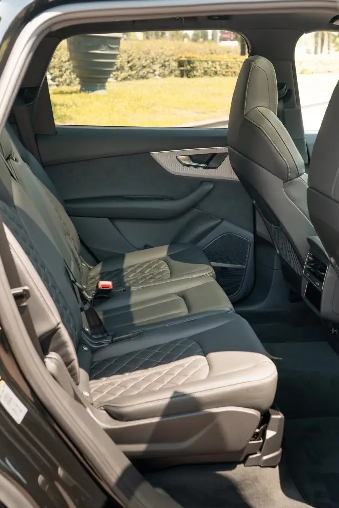 Audi Q7 50 TDI S-Line Edition 2025, vista trasera — Sports Car Rental Barcelona, Barcelona. Audi Q7 50 TDI S-Line Edition en Barcelona El Audi Q7 50 TDI S-Line Edition 2025 se…