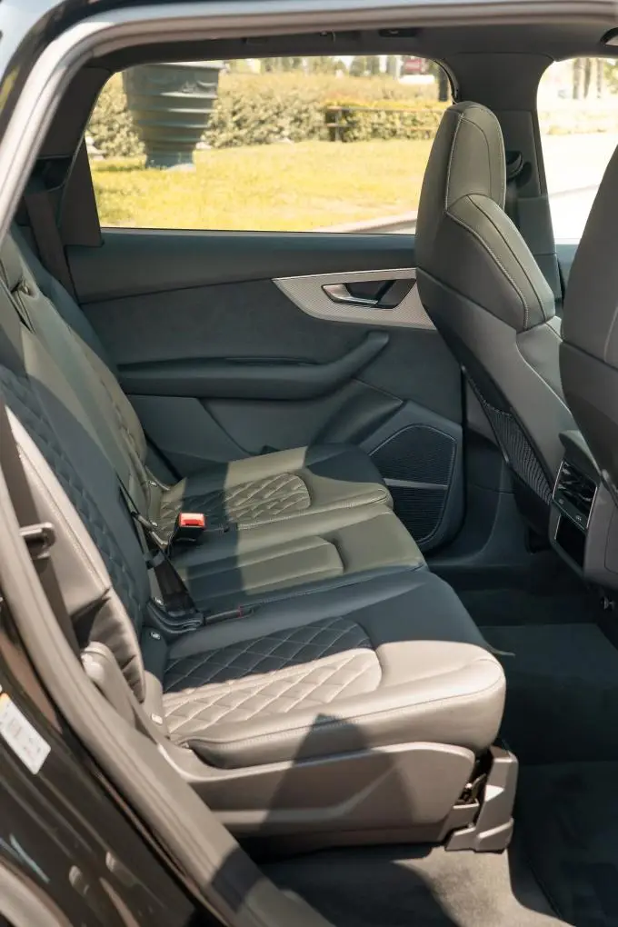 Audi Q7 50 TDI S-Line Edition 2025, vista trasera — Sports Car Rental Barcelona, Barcelona. Audi Q7 50 TDI S-Line Edition en Barcelona El Audi Q7 50 TDI S-Line Edition 2025 se…