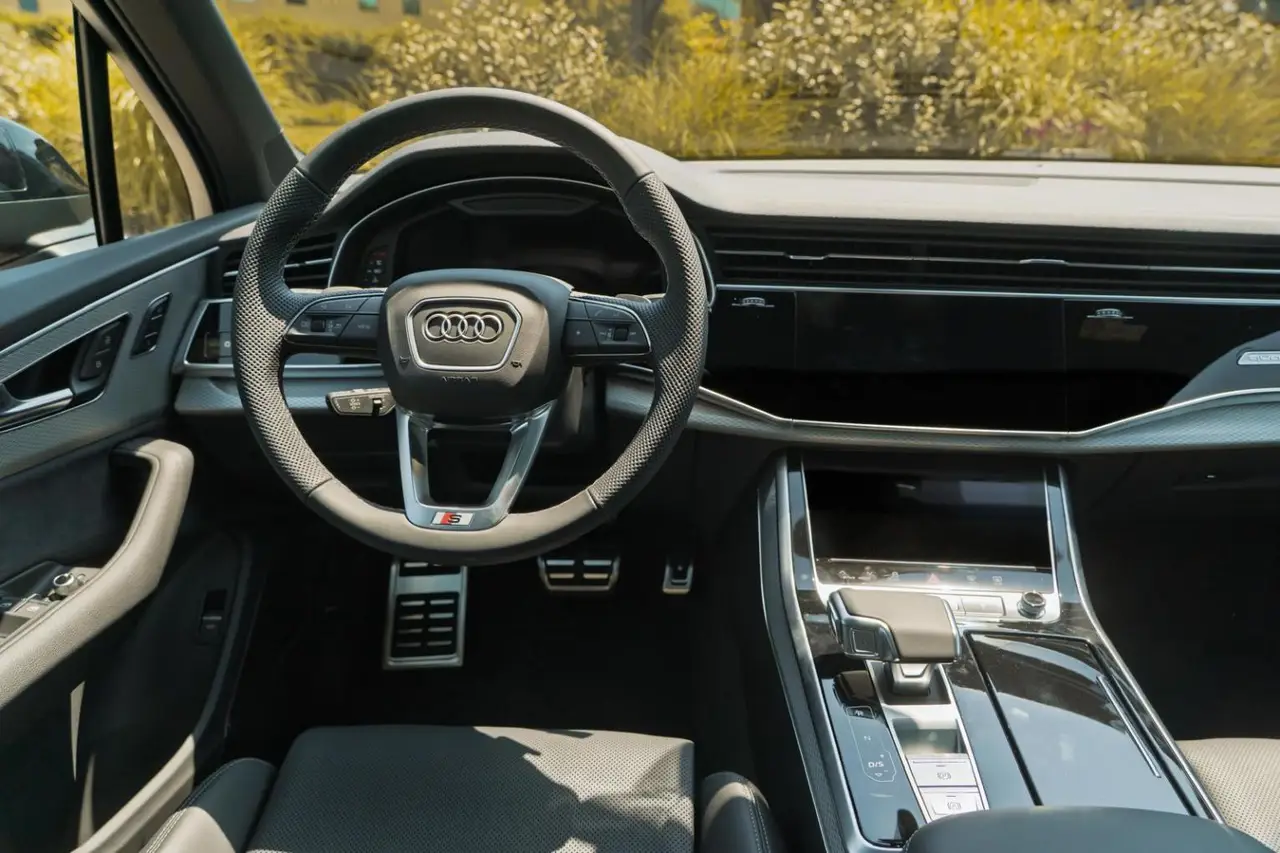 Audi Q7 50 TDI S-Line Edition 2025, interior — Sports Car Rental Barcelona, Barcelona. Audi Q7 50 TDI S-Line Edition en Barcelona El Audi Q7 50 TDI S-Line Edition 2025 se…