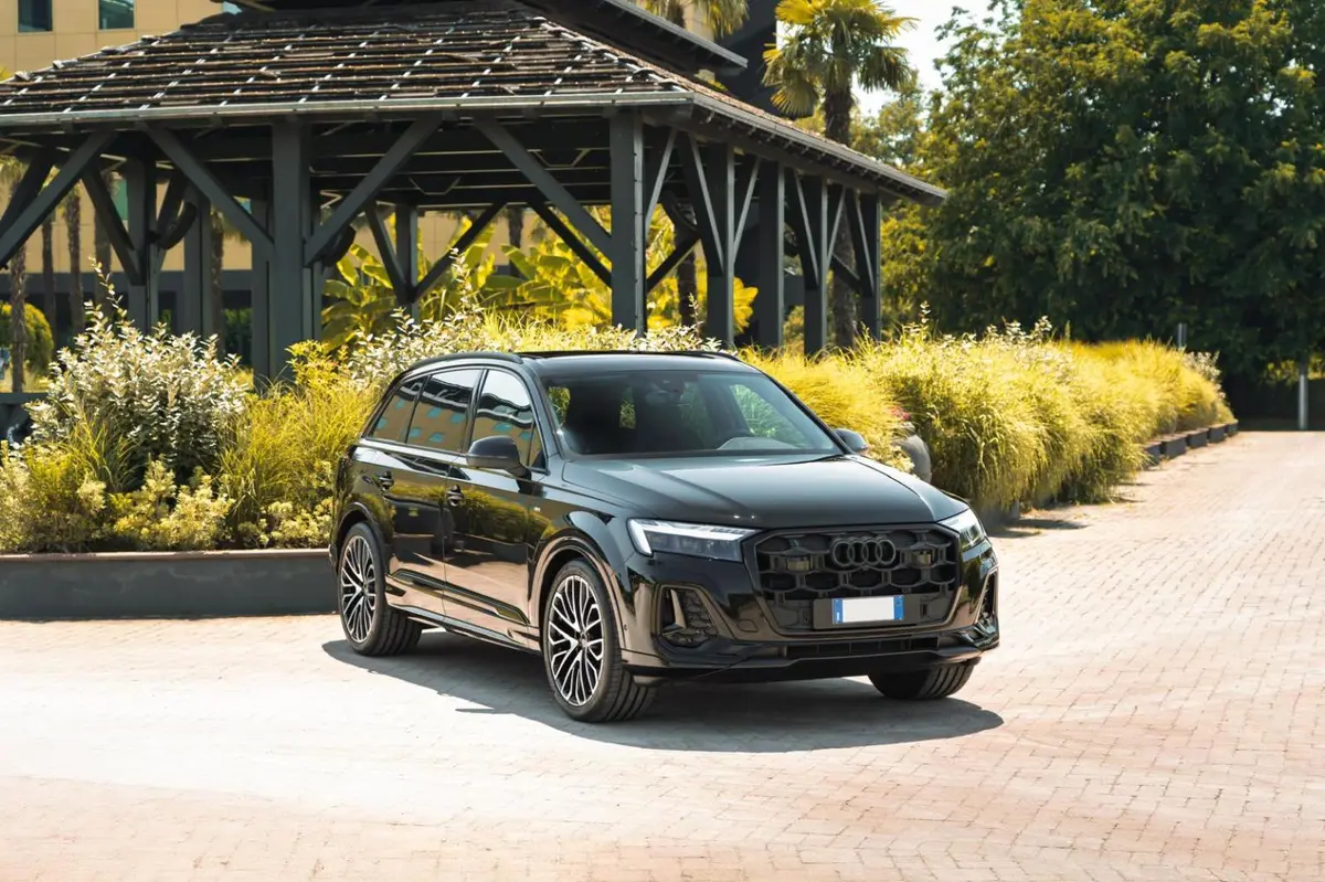 Audi Q7 50 TDI S-Line Edition 2025 — Sports Car Rental Barcelona, Barcelona. Audi Q7 50 TDI S-Line Edition en Barcelona El Audi Q7 50 TDI S-Line Edition 2025 se…