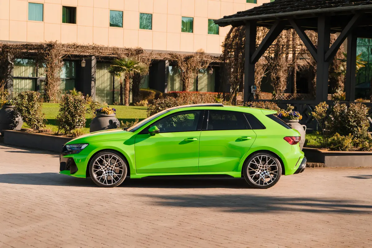 Audi RS3 Restyling 2025, vista frontal — Sports Car Rental Barcelona, Barcelona. Audi RS3 Restyling en Barcelona El Audi RS3 Restyling 2025 está disponible para alquiler…