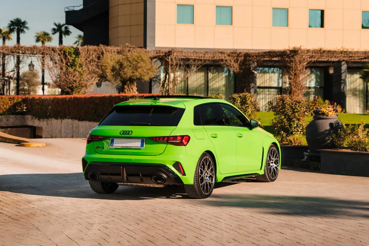 Audi RS3 Restyling 2025, vista trasera — Sports Car Rental Barcelona, Barcelona. Audi RS3 Restyling en Barcelona El Audi RS3 Restyling 2025 está disponible para alquiler…
