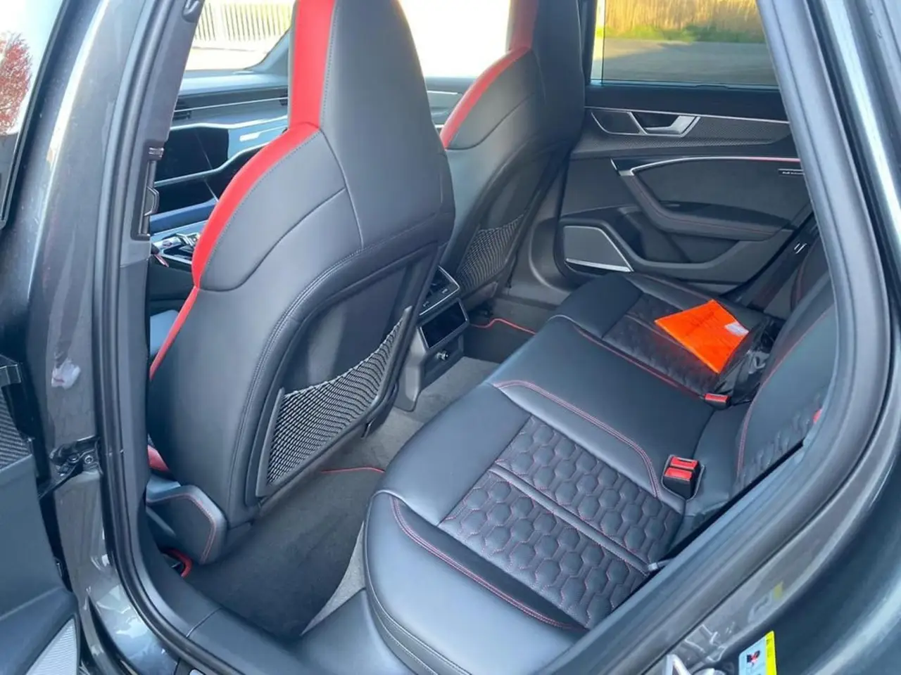 Audi RS6 2022, exterior — Sports Car Rental Barcelona, Barcelona. Audi RS6 en Barcelona El Audi RS6 2022 se ofrece para alquiler en Barcelona dentro de la…