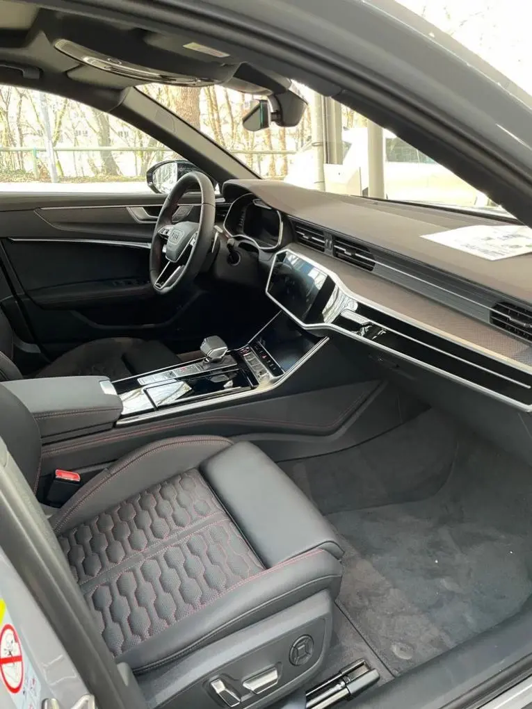 Audi RS6 Dynamic 2023, vista trasera — Sports Car Rental Barcelona, Barcelona. Audi RS6 Dynamic en Barcelona El Audi RS6 Dynamic 2023 está disponible para alquiler en…