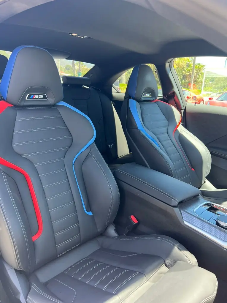 BMW M2 2024, vista trasera — Sports Car Rental Barcelona, Barcelona. BMW M2 en Barcelona El BMW M2 2024 forma parte de la oferta de alquiler de deportivos en…