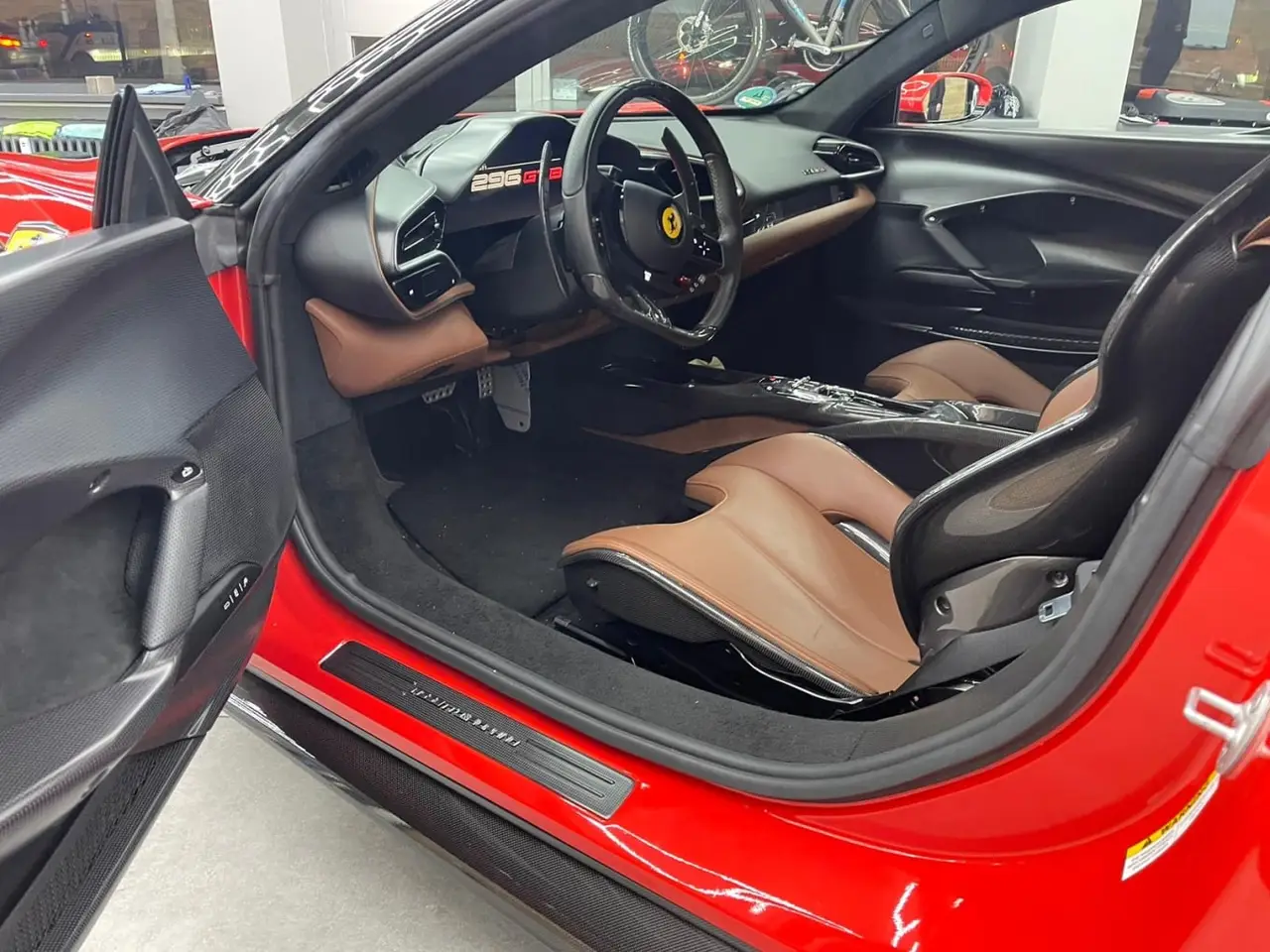 Ferrari 296 GTB 2023, vista frontal — Sports Car Rental Barcelona, Barcelona. Ferrari 296 GTB en Barcelona El Ferrari 296 GTB 2023 está disponible para alquiler en…
