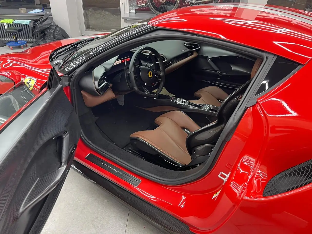 Ferrari 296 GTB 2023, vista trasera — Sports Car Rental Barcelona, Barcelona. Ferrari 296 GTB en Barcelona El Ferrari 296 GTB 2023 está disponible para alquiler en…