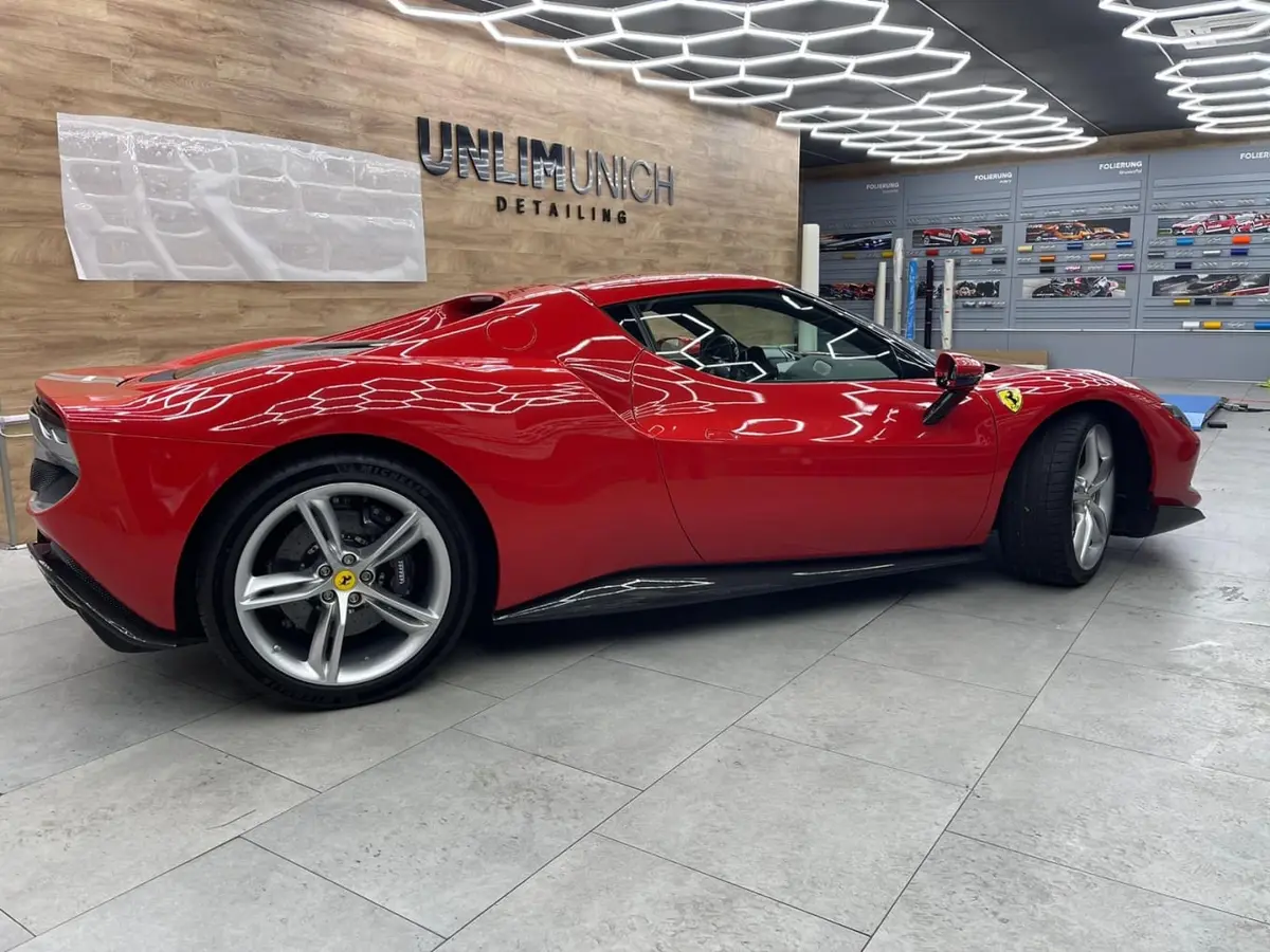 Ferrari 296 GTB 2023, interior — Sports Car Rental Barcelona, Barcelona. Ferrari 296 GTB en Barcelona El Ferrari 296 GTB 2023 está disponible para alquiler en…