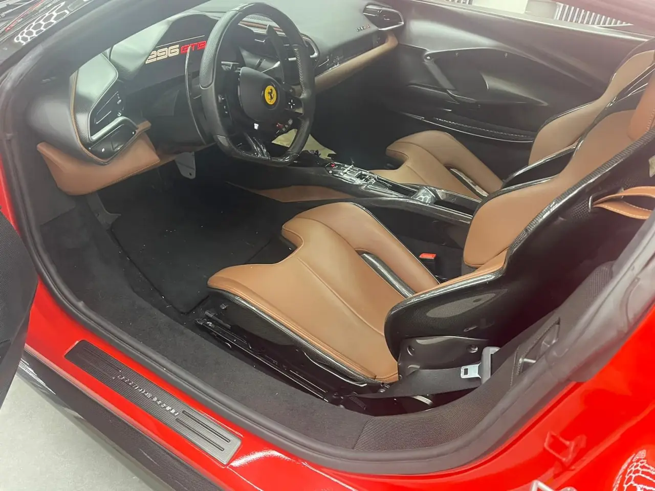 Ferrari 296 GTB 2023, salpicadero — Sports Car Rental Barcelona, Barcelona. Ferrari 296 GTB en Barcelona El Ferrari 296 GTB 2023 está disponible para alquiler en…