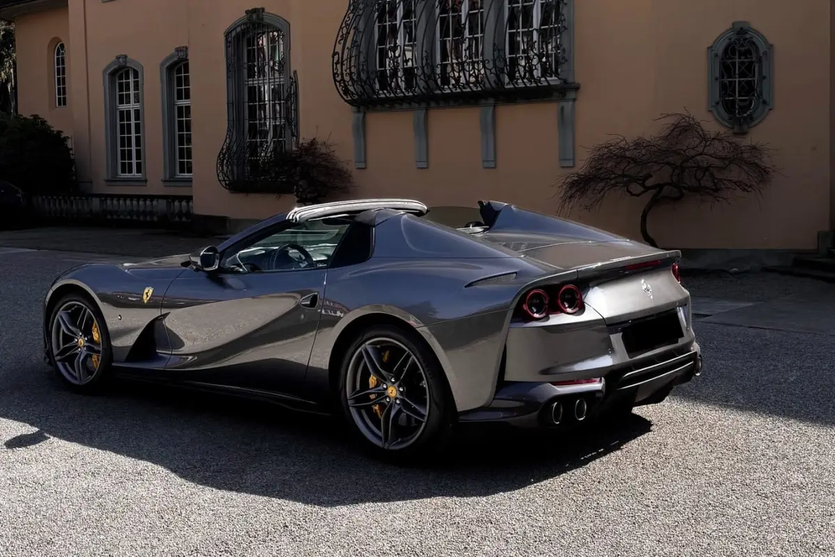 Ferrari 812 GTS 2024, vista frontal — Sports Car Rental Barcelona, Barcelona. Ferrari 812 GTS en Barcelona El Ferrari 812 GTS 2024 puede alquilarse en Barcelona como…