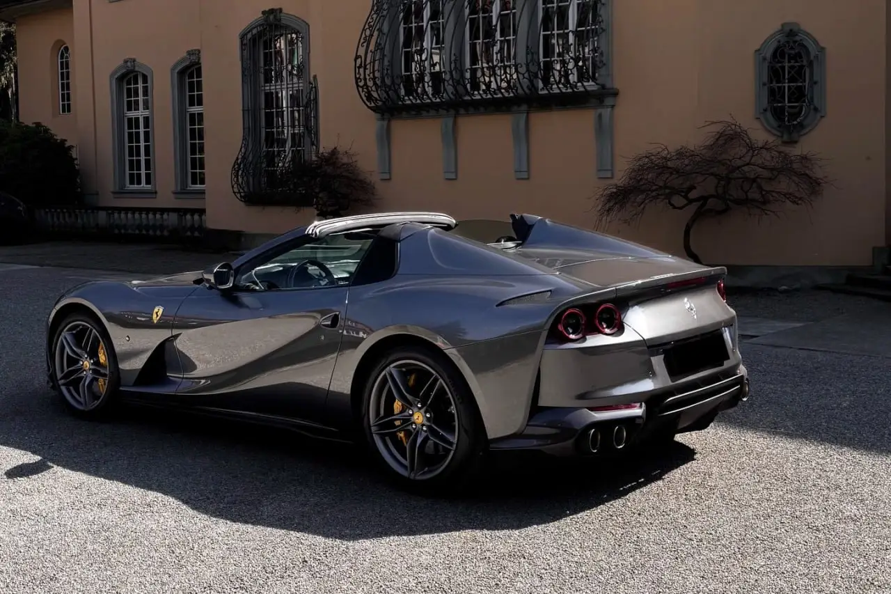 Ferrari 812 GTS 2024, vista frontal — Sports Car Rental Barcelona, Barcelona. Ferrari 812 GTS en Barcelona El Ferrari 812 GTS 2024 puede alquilarse en Barcelona como…