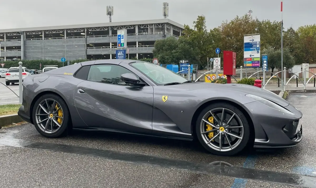 Ferrari 812 GTS 2024, vista trasera — Sports Car Rental Barcelona, Barcelona. Ferrari 812 GTS en Barcelona El Ferrari 812 GTS 2024 puede alquilarse en Barcelona como…