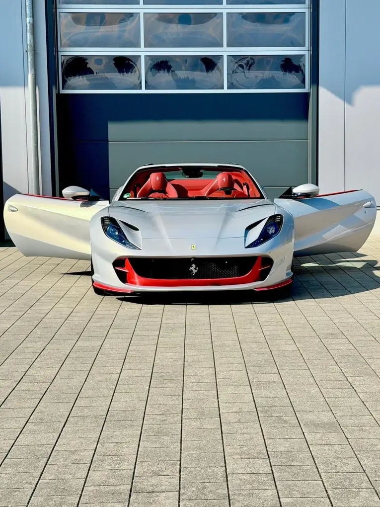 Ferrari 812 GTS 2024, exterior — Sports Car Rental Barcelona, Barcelona. Ferrari 812 GTS en Barcelona El Ferrari 812 GTS 2024 está disponible para alquiler en…