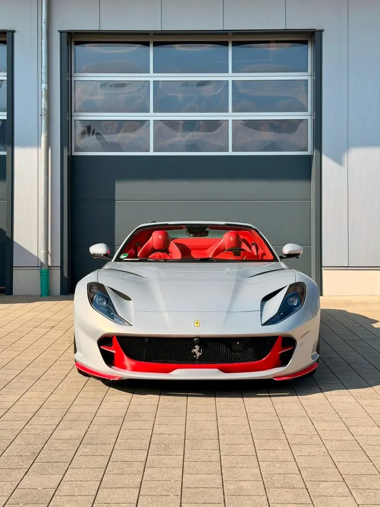 Ferrari 812 GTS 2024, vista frontal — Sports Car Rental Barcelona, Barcelona. Ferrari 812 GTS en Barcelona El Ferrari 812 GTS 2024 está disponible para alquiler en…