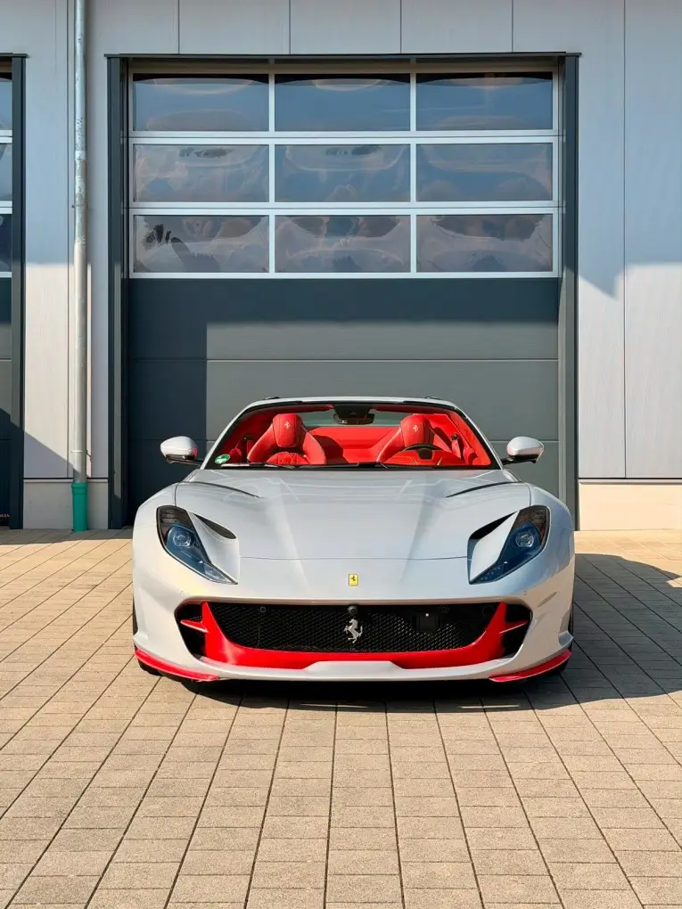 Ferrari 812 GTS 2024, vista frontal — Sports Car Rental Barcelona, Barcelona. Ferrari 812 GTS en Barcelona El Ferrari 812 GTS 2024 está disponible para alquiler en…