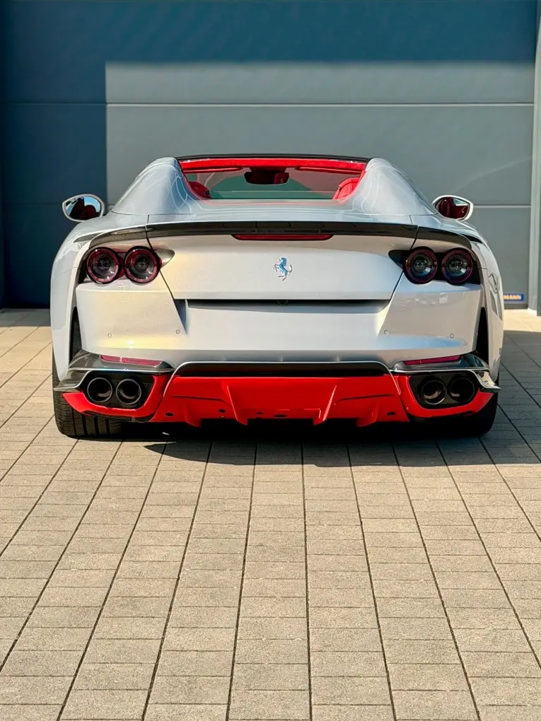Ferrari 812 GTS 2024, vista trasera — Sports Car Rental Barcelona, Barcelona. Ferrari 812 GTS en Barcelona El Ferrari 812 GTS 2024 está disponible para alquiler en…