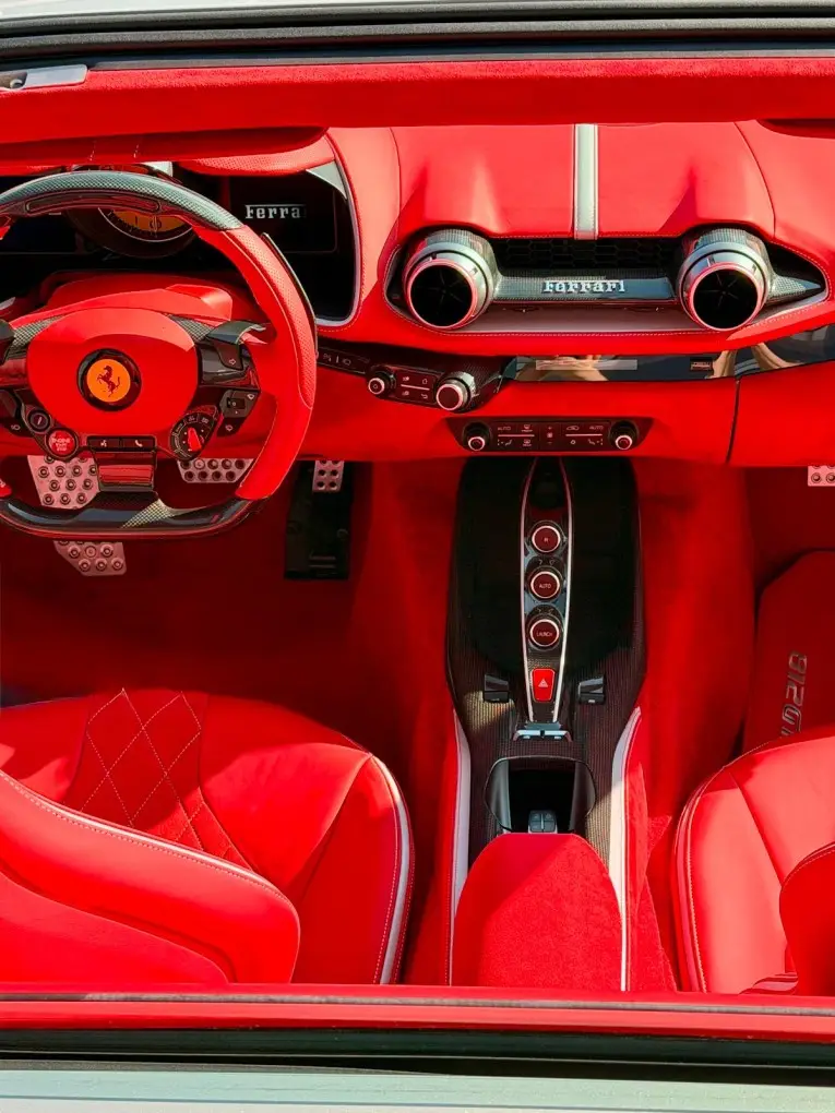 Ferrari 812 GTS 2024, salpicadero — Sports Car Rental Barcelona, Barcelona. Ferrari 812 GTS en Barcelona El Ferrari 812 GTS 2024 está disponible para alquiler en…