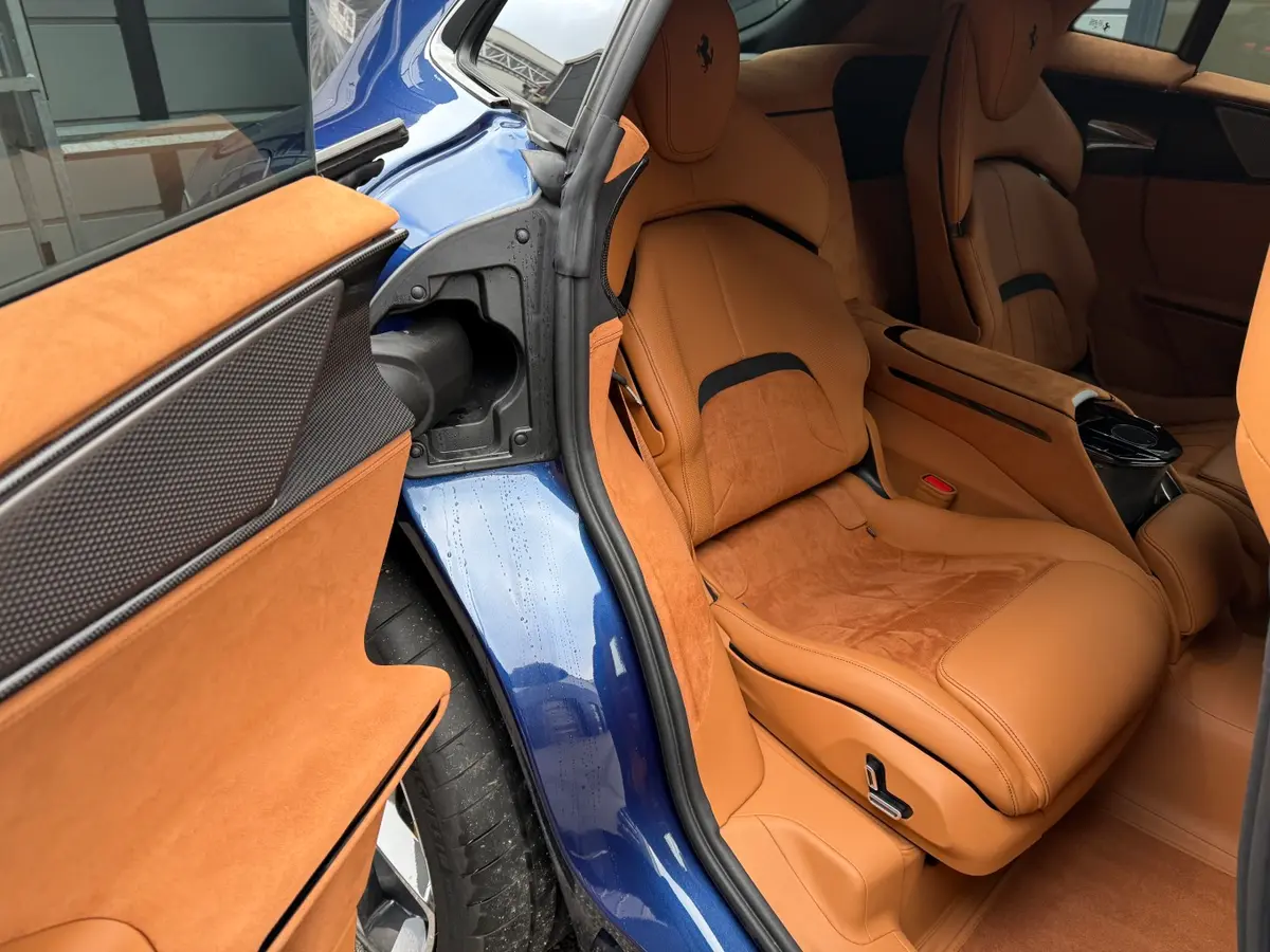 Ferrari Purosangue 2024, salpicadero — Sports Car Rental Barcelona, Barcelona. Ferrari Purosangue en Barcelona El Ferrari Purosangue 2024 se ofrece para alquiler en…