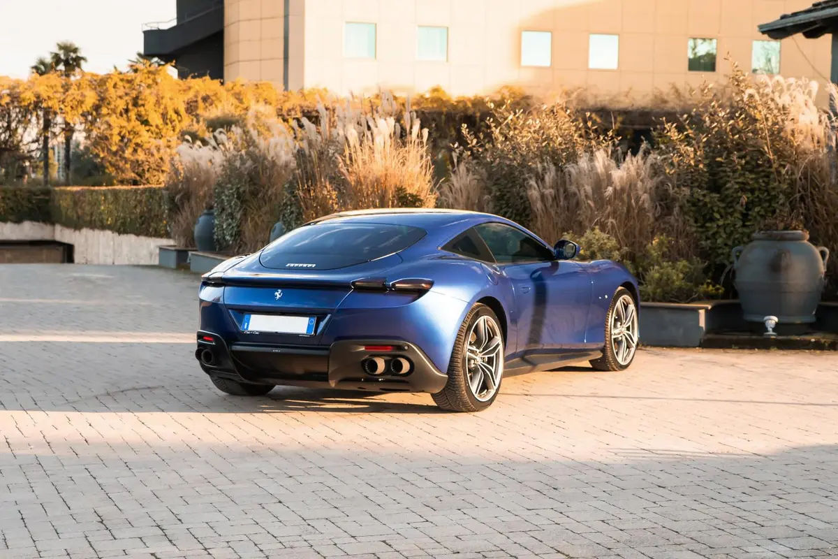 Ferrari Roma 2025, vista frontal — Sports Car Rental Barcelona, Barcelona. Ferrari Roma en Barcelona El Ferrari Roma 2025 está disponible para alquiler en Barcelona…