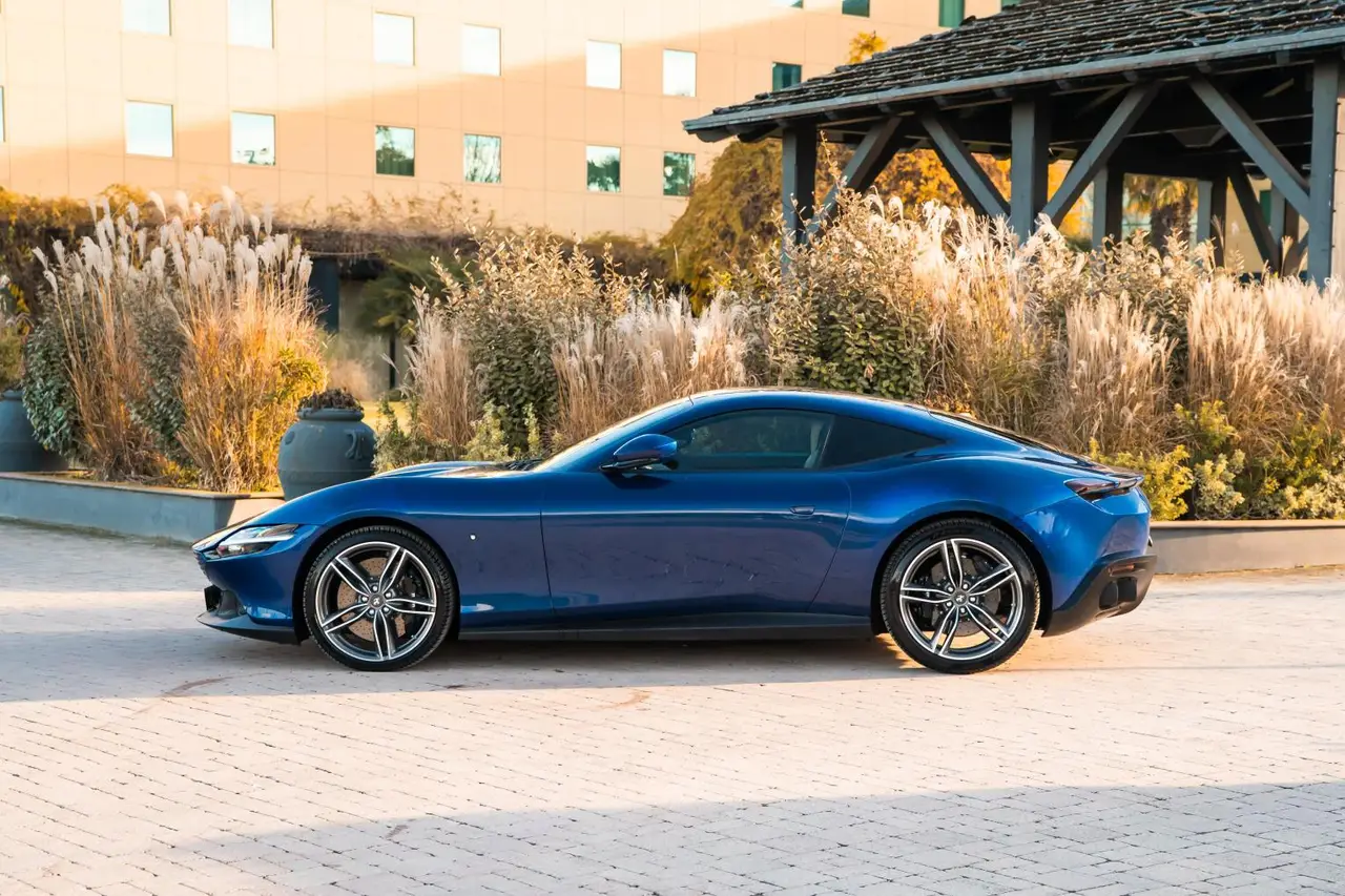 Ferrari Roma 2025, vista trasera — Sports Car Rental Barcelona, Barcelona. Ferrari Roma en Barcelona El Ferrari Roma 2025 está disponible para alquiler en Barcelona…