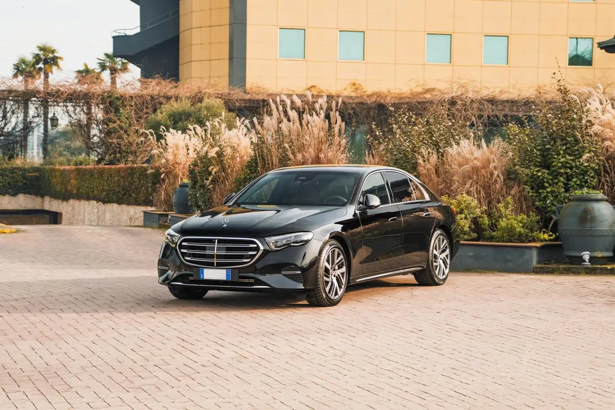 Mercedes Benz E-klasse 220d Premium Plus 2026 — Sports Car Rental Barcelona, Barcelona. Mercedes Benz E-klasse 220d Premium Plus en Barcelona El Mercedes Benz E-klasse 220d…