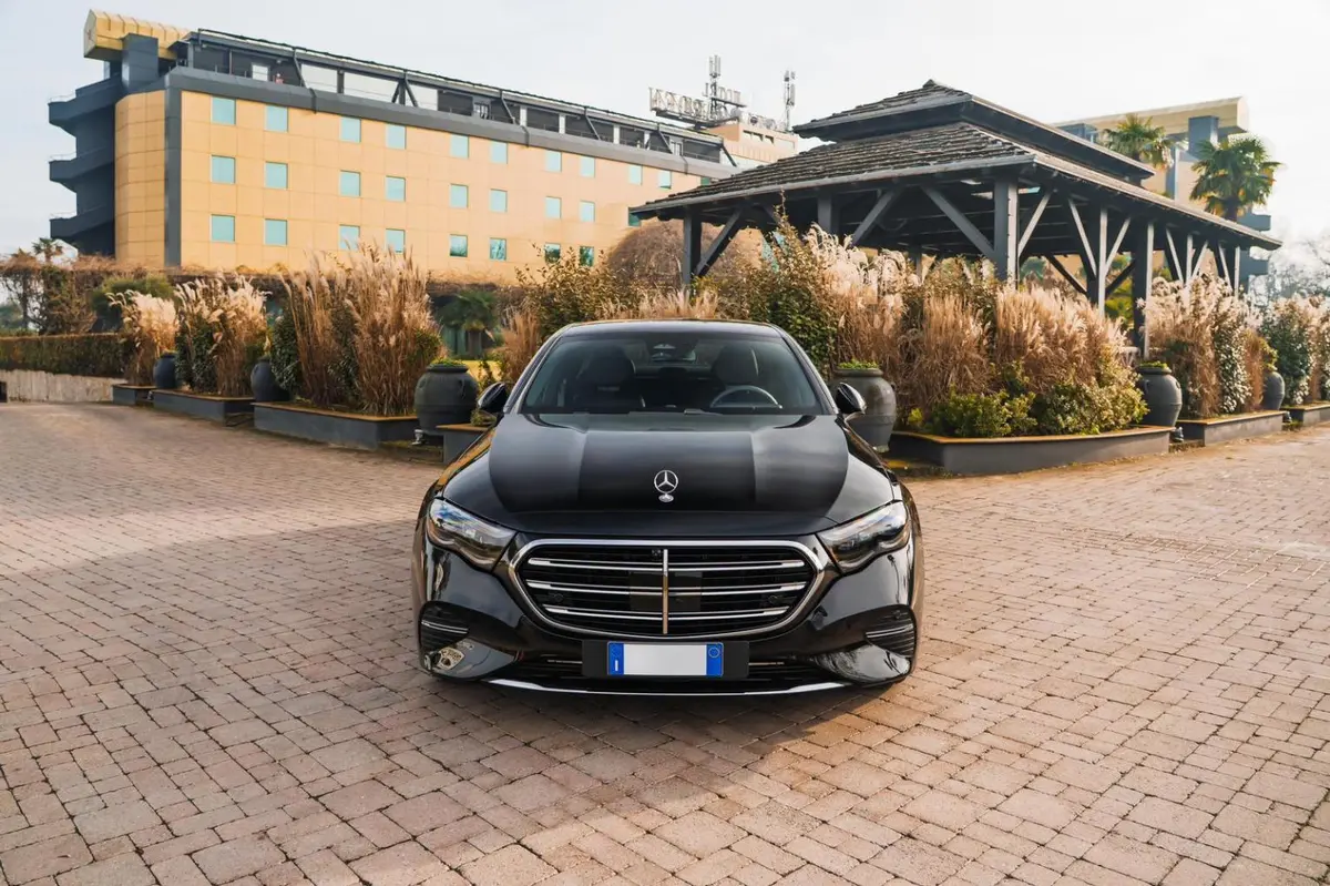 Mercedes Benz E-klasse 220d Premium Plus 2026, vista frontal — Sports Car Rental Barcelona, Barcelona. Mercedes Benz E-klasse 220d Premium Plus en Barcelona El Mercedes Benz E-klasse 220d…