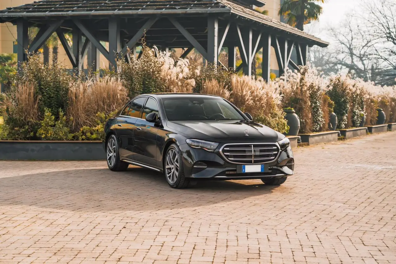 Mercedes Benz E-klasse 220d Premium Plus 2026, vista trasera — Sports Car Rental Barcelona, Barcelona. Mercedes Benz E-klasse 220d Premium Plus en Barcelona El Mercedes Benz E-klasse 220d…