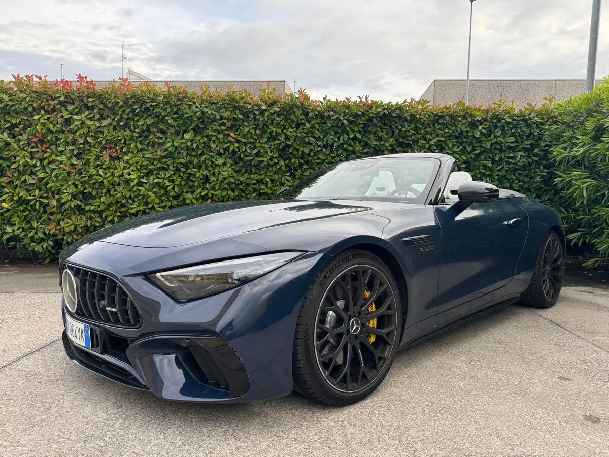 Mercedes Benz SL 63 AMG 2025, vista trasera — Sports Car Rental Barcelona, Barcelona. Mercedes Benz SL 63 AMG en Barcelona El Mercedes Benz SL 63 AMG 2025 está disponible para…