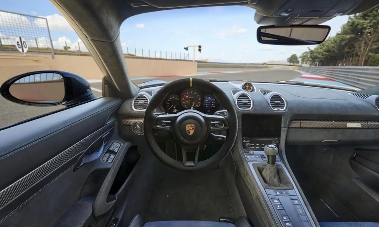 Porsche GT4 RS 2024, exterior — Sports Car Rental Barcelona, Barcelona. Porsche GT4 RS en Barcelona El Porsche GT4 RS 2024 se ofrece en alquiler en Barcelona…
