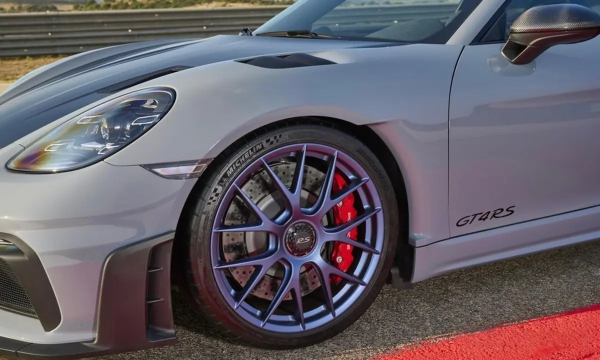 Porsche GT4 RS 2024, vista frontal — Sports Car Rental Barcelona, Barcelona. Porsche GT4 RS en Barcelona El Porsche GT4 RS 2024 se ofrece en alquiler en Barcelona…