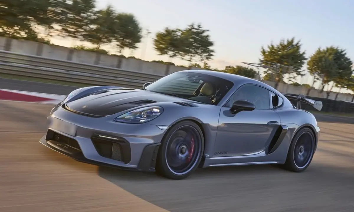 Porsche GT4 RS 2024, vista trasera — Sports Car Rental Barcelona, Barcelona. Porsche GT4 RS en Barcelona El Porsche GT4 RS 2024 se ofrece en alquiler en Barcelona…